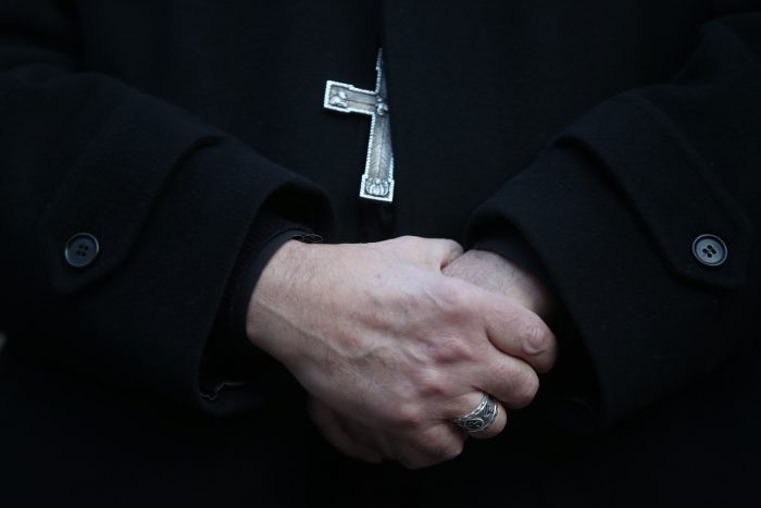 La Iglesia católica francesa venderá parte de sus activos y pedirá un préstamo para compensar a las víctimas de abusos a niños