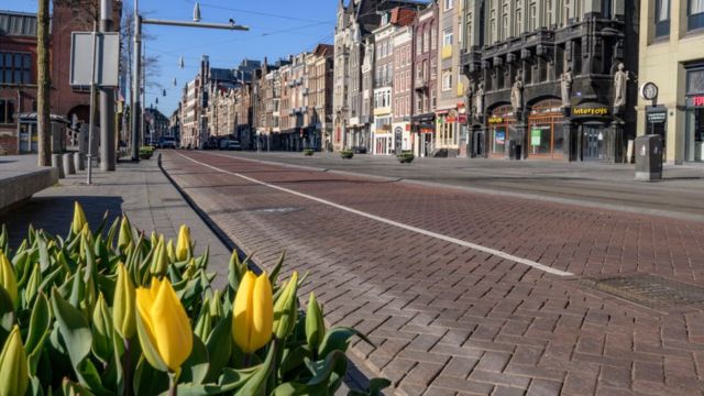 Holanda vuelve a encerrarse por COVID; ómicron arrasa Europa