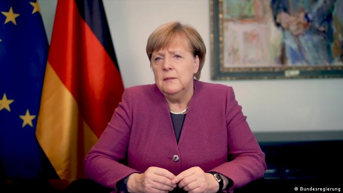 En su mensaje de despedida, Merkel exhorta a vacunarse contra el 'malvado virus'