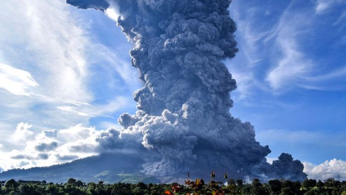 Erupción de volcán de Indonesia deja 1 muerto y más de 40 heridos