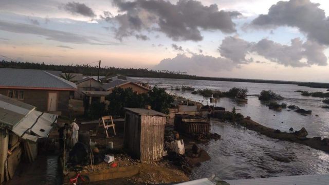 Primeras imágenes de la devastación en Tonga: el tsunami arrasó todas las casas de una isla y crece el número de muertos