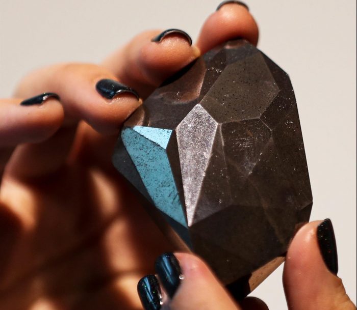 Sotheby’s subastará un diamante negro récord: tiene 555 quilates y su precio podría alcanzar casi 7 millones de dólares