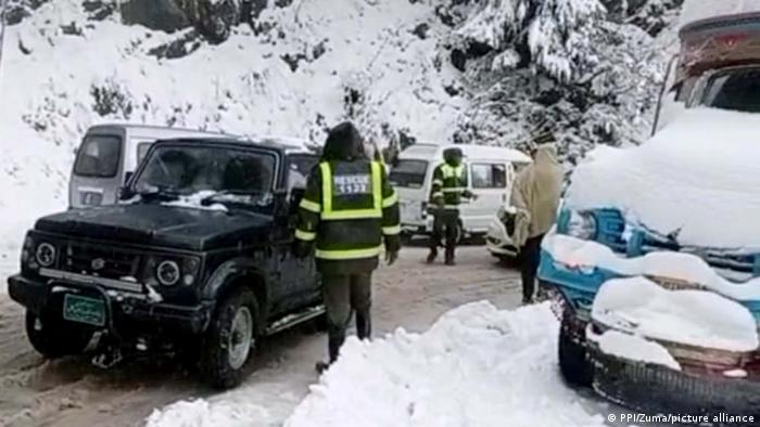 Al menos 21 personas murieron atrapadas en sus coches por una inusual tormenta de nieve en Pakistán