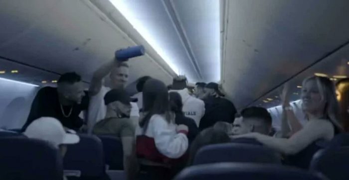 Sin regreso a casa: Pasajeros fiesteros en vuelo de Canadá a México quedan varados en Cancún