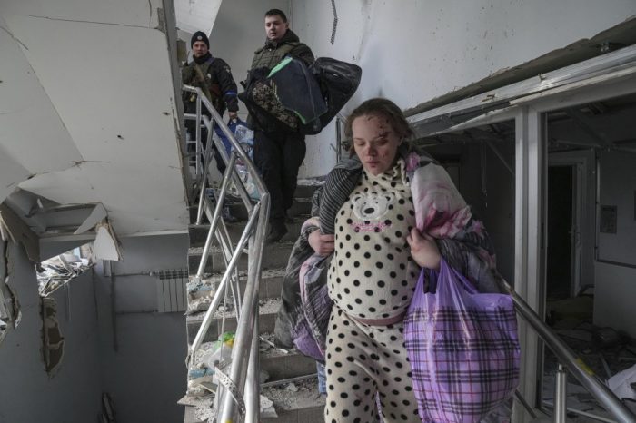 Ucrania acusa a Rusia de la “atrocidad” de bombardear un hospital materno-infantil en la asediada Mariupol