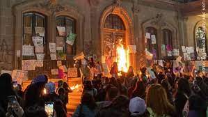 Incendian palacio de gobierno de Nuevo León tras protesta del 8M en Monterrey