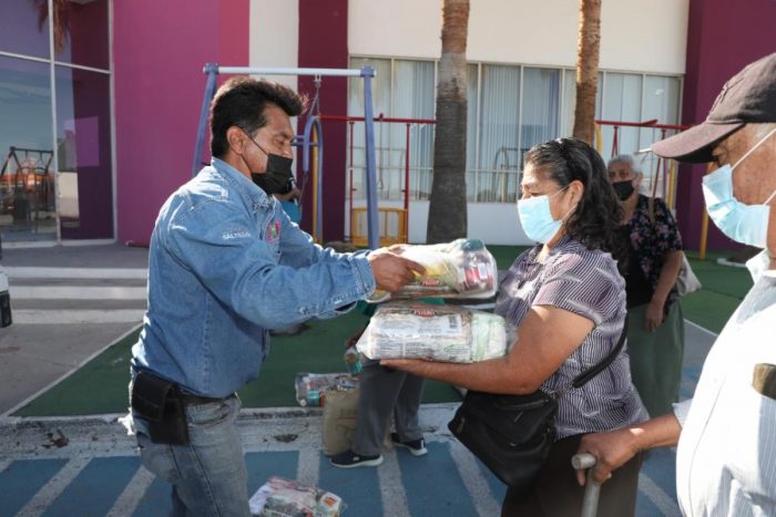 Entrega DIF Saltillo paquetes alimenticios a la población vulnerable