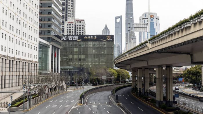 Shanghai no sale de su encierro por el COVID-19: China mantiene confinadas a 26 millones de personas