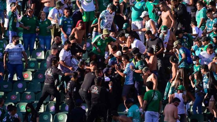 Castigan a la barra del León por bronca y gritar "asesinos" a jugadores del Querétaro