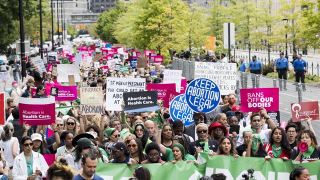 Miles de personas protestan en EU en defensa del derecho al aborto