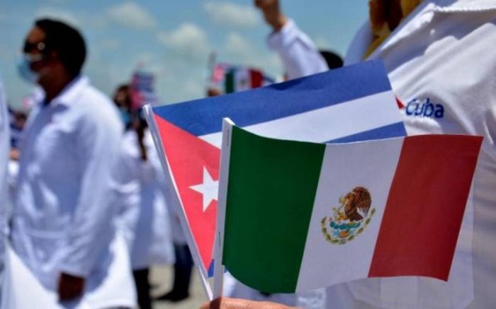 México contratará a más de 500 médicos del régimen cubano por “falta de especialistas”
