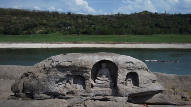 Descenso del nivel de agua del Yangtsé revela isla sumergida en China