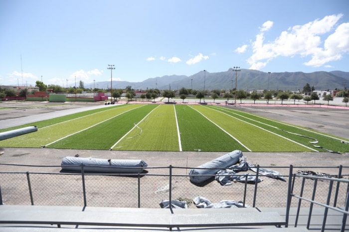 Ya vamos al 50% en la rehabilitación del campo de americano en el Biblioparque Sur.- Chema Fraustro