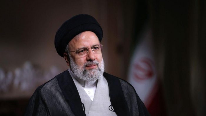 Presidente de Irán cancela entrevista porque periodista se negó a cubrir con velo su cabeza