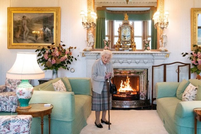 La reina Isabel II, bajo supervisión médica en su residencia de Balmoral y la familia real viaja para estar con ella