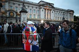 Miles de personas dan su último adiós a la Reina Isabel II en Westminster
