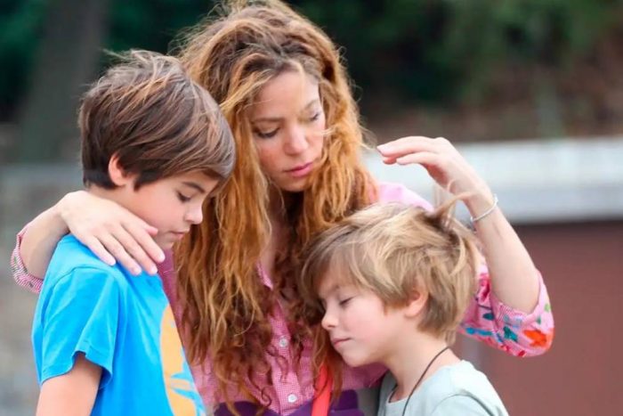 Shakira llega a Miami con hijos y maletas