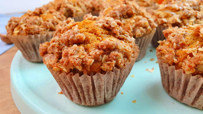 Muffins veganos de calabaza con crumble de canela y avena