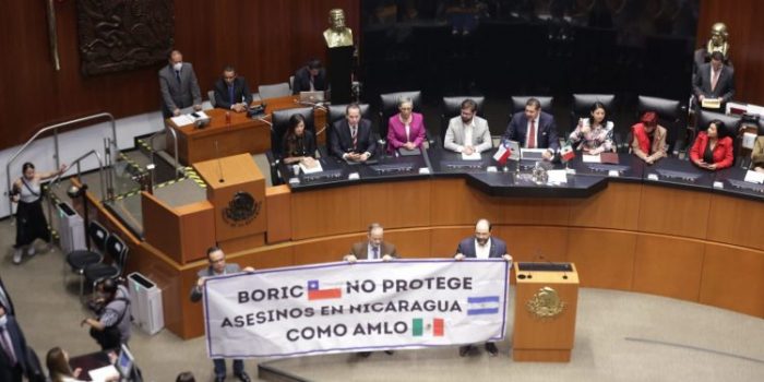 “Boric no protege asesinos como AMLO”: la pancarta con que senadores recibieron al presidente de Chile
