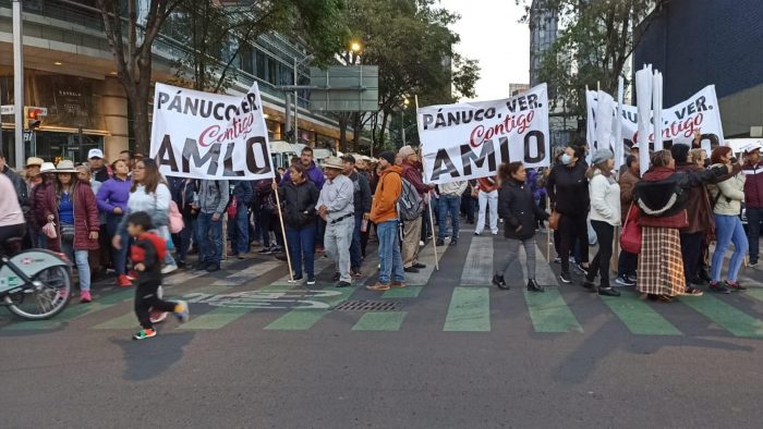 Cientos de personas madrugaron en el Ángel de la Independencia para la marcha de AMLO