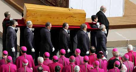 Tres ataúdes y la extracción de sus vísceras: el rito funerario de los papas desde la muerte hasta el entierro