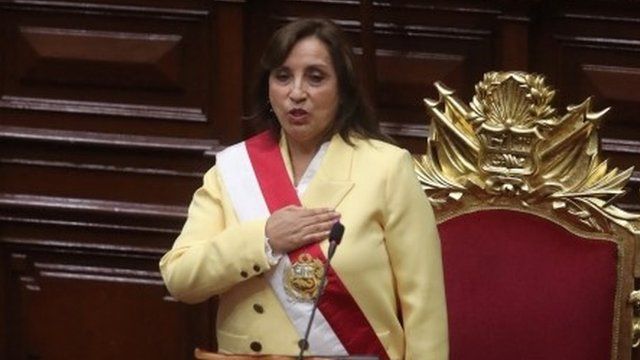 Dina Boluarte juró como nueva presidenta del Perú e hizo un llamado al diálogo