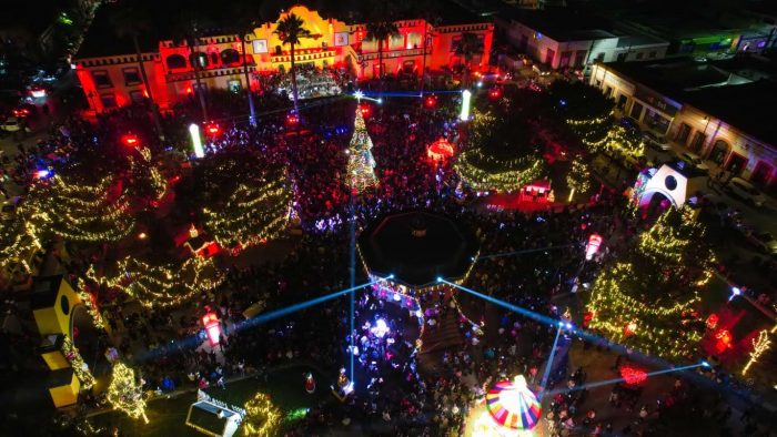 *Espectacular encendido del Pino Navideño en Ramos Arizpe*