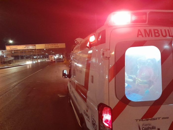 Auxilian paramédicos labor de parto en traslado en ambulancia