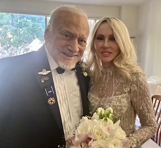 Buzz Aldrin, el legendario astronauta que pisó la Luna, se casó por cuarta vez a los 93 años