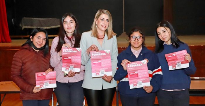 Beneficia Chema Fraustro con la Tarjeta Poderosa a estudiantes de la Normal