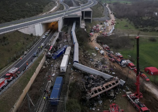 Al menos 36 muertos y 130 heridos dejó un choque de trenes en Grecia