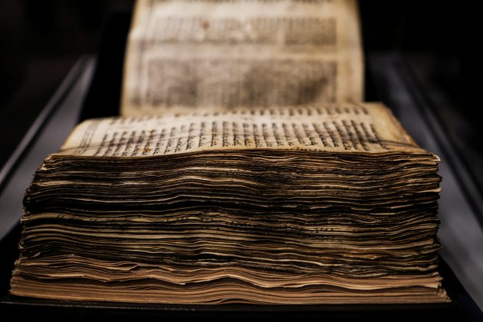 Subastarán en mayo por cifras millonarias la Biblia hebrea más antigua