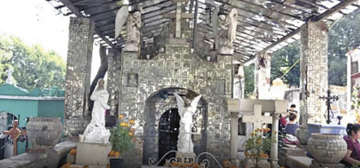 DOMINGO DE LEYENDA: La Dama de los Espejos en el panteón de La Leona