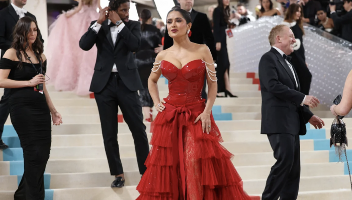 El vestido rojo de Salma Hayek con el que desfiló por la Met Gala 2023