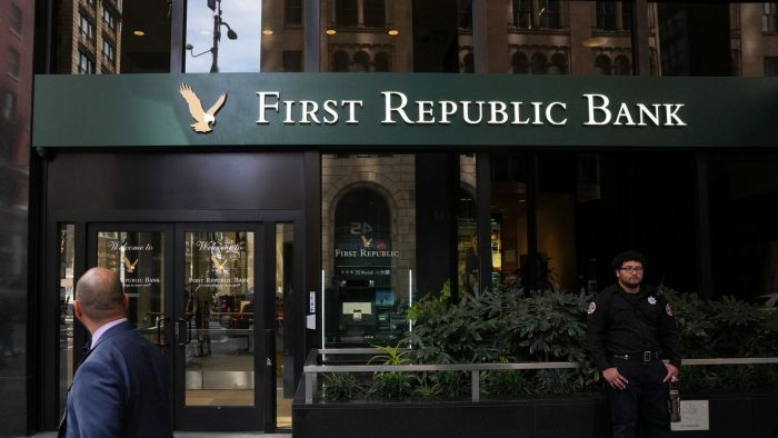 Otro banco cae en EU: Regulador incauta a First Republic Bank y lo entrega a JPMorgan