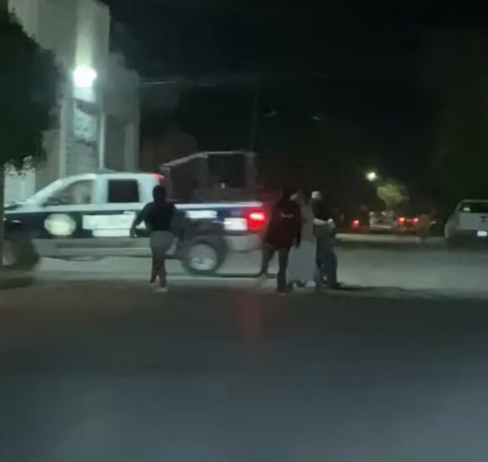 Se reporta fuerte riña entre civiles y policías en San Pedro