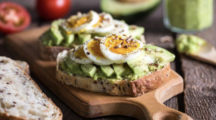 Desayuno saludable: Tostada de aguacate con huevo duro