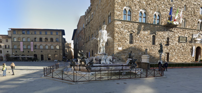 Un turista se subió a la estatua de Neptuno en Florencia para una selfie y causó daños por más de 5.000 euros