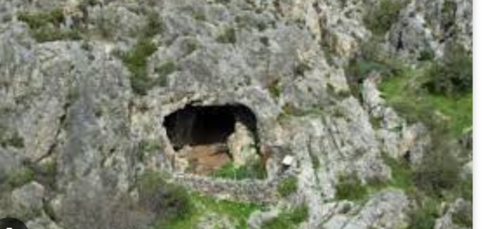 DOMINGO DE LEYENDA: LA CUEVA DE LA SAUCEDA