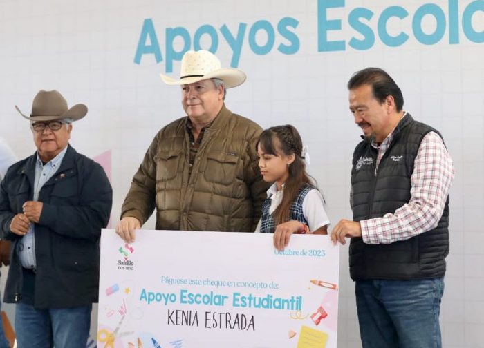 Entrega Chema Fraustro apoyos estudiantiles en ejidos