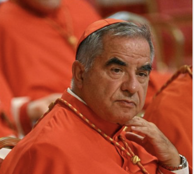 El cardenal Angelo Becciu fue condenado a cinco años y medio de prisión por fraude financiero