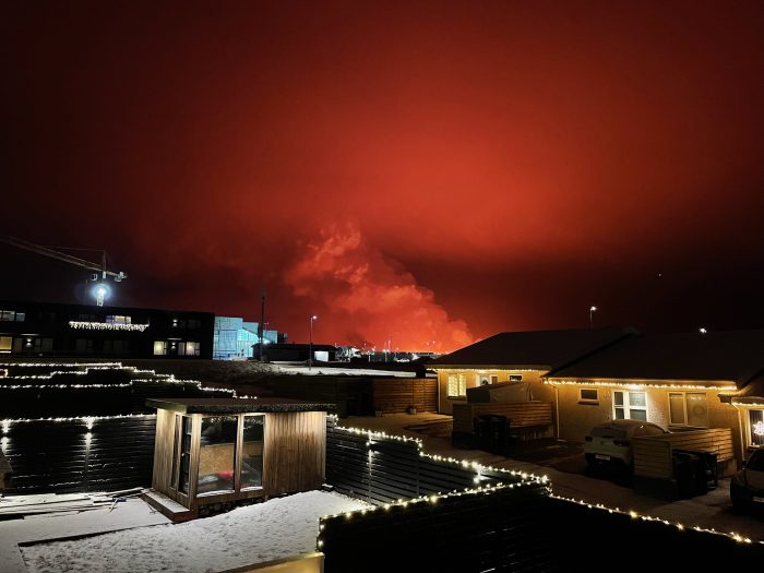 ‘Arde’ Islandia: Alertan por erupción volcánica en Grindavik; así luce la ciudad en fotos y videos