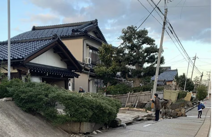 Un sismo de 7,6 grados en Japón generó un tsunami, cortes de energía y derrumbes que dejaron personas atrapadas