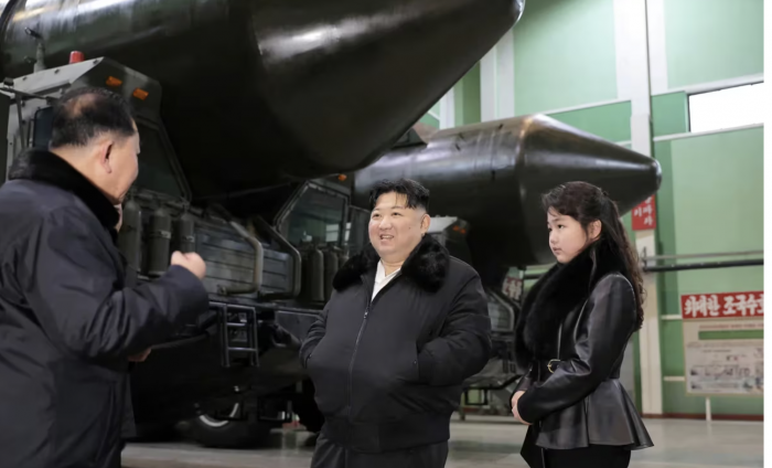 Nueva amenaza de Kim Jong-un: pidió aumentar la producción de lanzadores de misiles en Corea del Norte