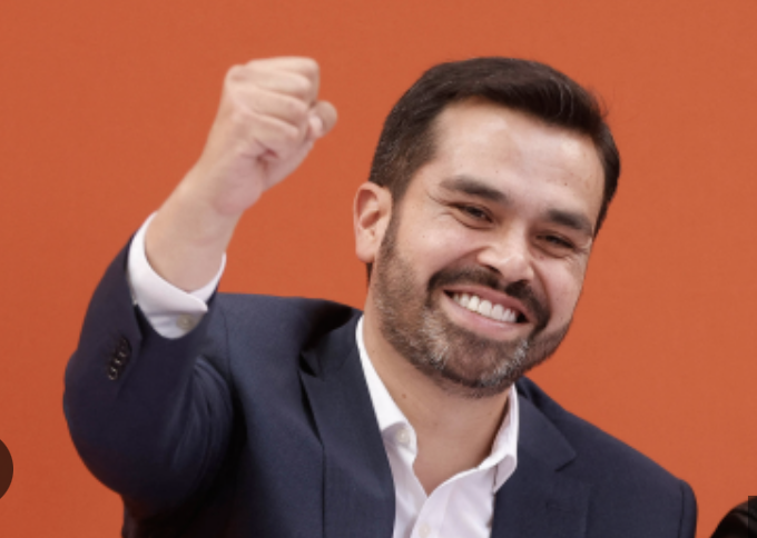 Álvarez Máynez celebra millonaria multa a Morena