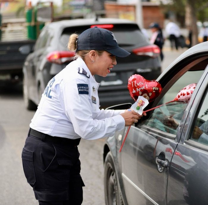 Entregan policías de Saltillo flores a la ciudadanía