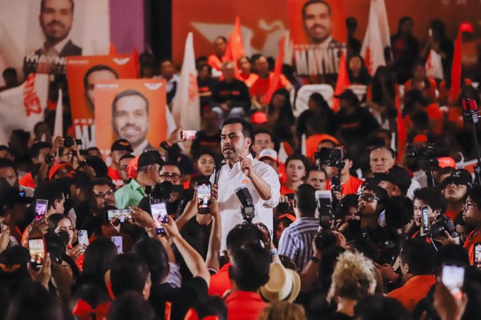 Jóvenes reciben a candidato presidencial Máynez y a Fernando Morales  en Puebla