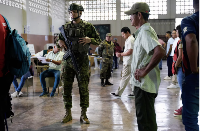 Abren los centros de votación en Ecuador en un clima de máxima tensión