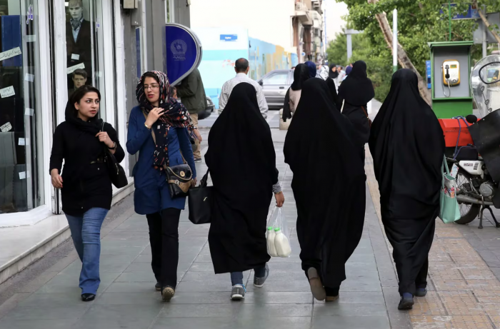 Las iraníes denuncian que el régimen lanzó una “guerra contra las mujeres” al crear nuevas patrullas para imponer el velo