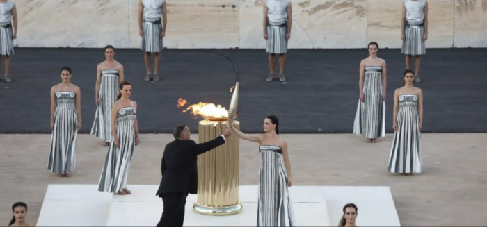 París 2024: La llama olímpica deja Grecia y se traslada a Francia